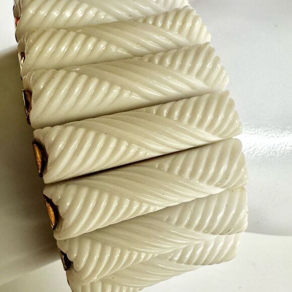 vintage  white thermoset gold tone rope design  expansion bracelet - Picture 5 of 7